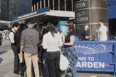 Paramore 'un canlı performansını izlemek için New York Madison Square Garden' da uzun bir hayran kuyruğu var. 30 Mayıs 2023, New York, ABD: Franklin, Tennessee 'li ünlü Amerikalı rock grubu, Paramore, Madison' da canlı performans sergiliyor. 