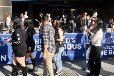 Paramore 'un canlı performansını izlemek için New York Madison Square Garden' da uzun bir hayran kuyruğu var. 30 Mayıs 2023, New York, ABD: Franklin, Tennessee 'li ünlü Amerikalı rock grubu, Paramore, Madison' da canlı performans sergiliyor. 
