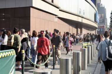 Paramore 'un canlı performansını izlemek için New York Madison Square Garden' da uzun bir hayran kuyruğu var. 30 Mayıs 2023, New York, ABD: Franklin, Tennessee 'li ünlü Amerikalı rock grubu, Paramore, Madison' da canlı performans sergiliyor. 