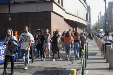 Paramore 'un canlı performansını izlemek için New York Madison Square Garden' da uzun bir hayran kuyruğu var. 30 Mayıs 2023, New York, ABD: Franklin, Tennessee 'li ünlü Amerikalı rock grubu, Paramore, Madison' da canlı performans sergiliyor. 