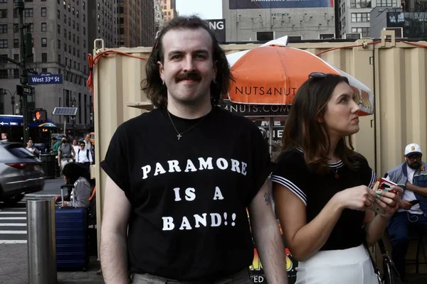 Długa Kolejka Fanów Którzy Zobaczą Paramore Żywo Madison Square Garden — Zdjęcie stockowe