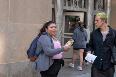 Con Ed Rate Hikes 'i durdurmak için protesto! 31 Mayıs 2023, New York, New York, ABD: Carol, Kei, Edmond diğer aktivistler New York Sosyalizm Partisi tarafından organize edilen Con Ed ücret zamlarını durdurmak için yayalara broşür dağıtırken, 
