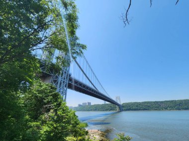 Riverside Park Conservancy-NYC. 01 Haziran 2023, New York, ABD: Hudson Nehri kıyısı boyunca hareket halindeki insanlar Riverside Drive 'dan George Washington Köprüsü' nün bulunduğu Jeffrey 'nin Kanca Deniz Feneri' ne. 