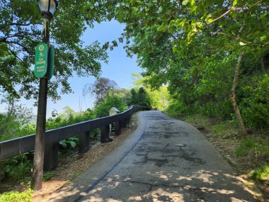 Riverside Park Conservancy-NYC. 01 Haziran 2023, New York, ABD: Hudson Nehri kıyısı boyunca hareket halindeki insanlar Riverside Drive 'dan George Washington Köprüsü' nün bulunduğu Jeffrey 'nin Kanca Deniz Feneri' ne. 