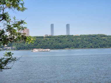 Riverside Park Conservancy-NYC. 01 Haziran 2023, New York, ABD: Hudson Nehri kıyısı boyunca hareket halindeki insanlar Riverside Drive 'dan George Washington Köprüsü' nün bulunduğu Jeffrey 'nin Kanca Deniz Feneri' ne. 