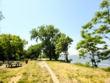 Riverside Park Conservancy-NYC. 01 Haziran 2023, New York, ABD: Hudson Nehri kıyısı boyunca hareket halindeki insanlar Riverside Drive 'dan George Washington Köprüsü' nün bulunduğu Jeffrey 'nin Kanca Deniz Feneri' ne. 