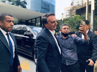 Jair Bolsonaro tıbbi testlerden sonra hastaneden ayrılıyor. 1 Haziran 2023, Sao Paulo, Brezilya: Brezilya eski Başkanı Jair Bolsonaro, testler yaptıktan sonra Vila Nova Conceicao 'daki Nova Star Hastanesi' nden ayrıldı ve daha sonra Tarcisio de Freitas ile görüştü.
