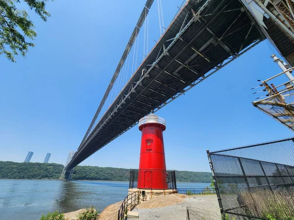纽约滨河公园保护协会 2023年6月1日 美国纽约 沿着哈德逊河畔的人流从河边大道到达乔治 华盛顿桥所在的杰弗里钩灯塔 — 图库照片