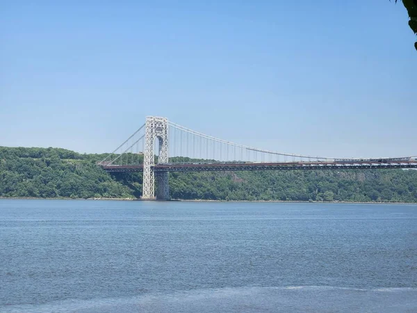 リバーサイド パーク コンサーバンシー ニューヨーク 2023年6月1日米国ニューヨーク州 リバーサイド ドライブからジョージ ワシントン橋のあるジェフリー フック灯台へのハドソン川沿いの人々の動き — ストック写真