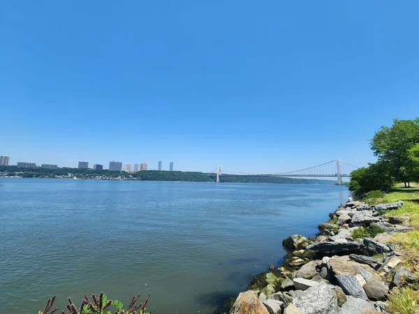 纽约滨河公园保护协会 2023年6月1日 美国纽约 沿着哈德逊河畔的人流从河边大道到达乔治 华盛顿桥所在的杰弗里钩灯塔 — 图库照片
