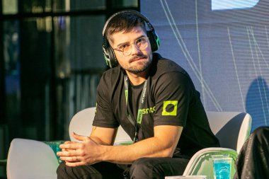 (NFT Paneli ve Sporun Geleceği. 02 Haziran 2023, Sao Paulo, Brezilya: TresPontoZero 'dan Marcelo Nicolau, Skate Hive' dan Vlad ve NFT Brezilya 'dan Luiz Haddad ile NFT paneli ve Sporun Geleceği 