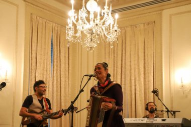 Pascuala Ilabaca & Fauna: La Curiosidad Tour 2022. 2 Haziran 2023, New York, ABD: Şilili şarkıcı ABD turnesinin bir parçası olarak New York 'taki Americas Society' de sahne aldı. Pascuala Ilabaca & Fauna Şili 'nin en önemli sanatçılarından biridir. 