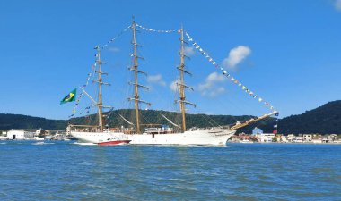 Brezilya Donanması 'nın yelkenlisi Santos Limanı' ndan ayrılıyor. Haziran 02, 2023. Santos, Sao Paulo, Brezilya: Brezilya Donanması 'ndan yelkenli tekne Cisne Branco bu Cuma (02) Santos, Sao Paulo kıyısındaki Liman Kaptanlığı iskelesinden ayrıldı