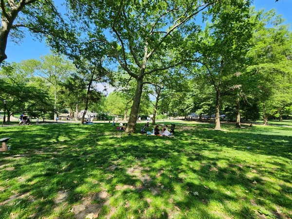 在纽约中央公园的活动和大量的热量 2023年6月2日这个星期五下午 02年 在美国纽约的中央公园有很多活动 热度达到33度 — 图库照片