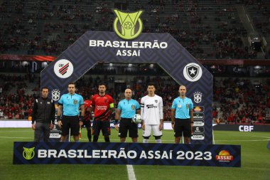 Botafogo ile Athletico PR arasındaki Brezilya şampiyonluk maçı. Haziran 06, 2023. Curitiba, Parana, Brezilya: Athletico PR ile Botafogo arasındaki maç, Brezilya Şampiyonası 'nın dokuzuncu turu için Cumartesi günü Arena da Baixada' da geçerli.). 