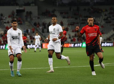 Botafogo ile Athletico PR arasındaki Brezilya şampiyonluk maçı. Haziran 06, 2023. Curitiba, Parana, Brezilya: Athletico PR ile Botafogo arasındaki maç, Brezilya Şampiyonası 'nın dokuzuncu turu için Cumartesi günü Arena da Baixada' da geçerli.). 