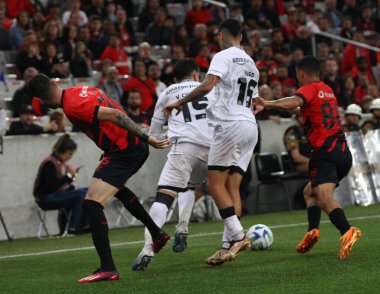 Botafogo ile Athletico PR arasındaki Brezilya şampiyonluk maçı. Haziran 06, 2023. Curitiba, Parana, Brezilya: Athletico PR ile Botafogo arasındaki maç, Brezilya Şampiyonası 'nın dokuzuncu turu için Cumartesi günü Arena da Baixada' da geçerli.). 