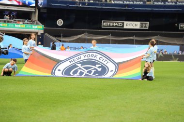 2023 MLS Normal Sezonu: New York City FC, New England Revolution 'a karşı. 3 Haziran 2023, New York, ABD: Stadyum gurur gününü kutluyor. New York City FC ve New England Revolution arasındaki futbol maçı, Major League Soccer (MLS)