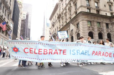 75 'inci İsrail Geçit Töreni' ni Protestoyla İncelemek. 4 Haziran 2023, New York, ABD: Yahudiler New York 'ta 57. ve 74. caddeler arasında İsrail' in 75 yıllık varlığını kutluyorlar. .