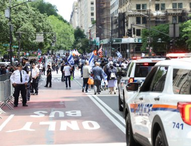 75 'inci İsrail Geçit Töreni' ni Protestoyla İncelemek. 4 Haziran 2023, New York, ABD: Yahudiler New York 'ta 57. ve 74. caddeler arasında İsrail' in 75 yıllık varlığını kutluyorlar. .