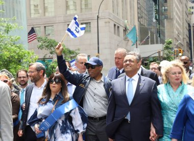 Eric Adams, 75. İsrail Geçit Töreni 'nde Umut' u Gözden Geçirmek 'i izledi. 4 Haziran 2023, New York, ABD: Yahudiler New York 'ta 57. ve 74. caddeler arasında İsrail' in 75 yıllık varlığını kutluyorlar. 