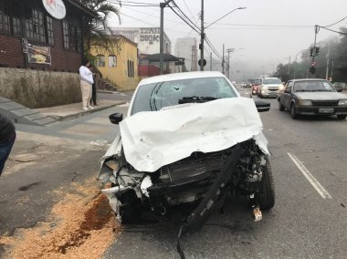 Sao Paulo 'da bir kaza. Haziran 04, 2023, Sao Paulo, Brezilya: Bir Corsa marka araba yüksek hızda bir Fox aracı tarafından kapalı bir farda şiddetle çarpıldı. Francisco Morato yüksekliği 5300. Üç yaralı ve bir ölü bıraktı.