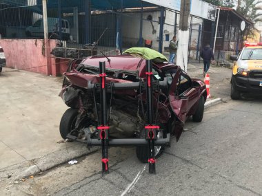 Sao Paulo 'da bir kaza. Haziran 04, 2023, Sao Paulo, Brezilya: Bir Corsa marka araba yüksek hızda bir Fox aracı tarafından kapalı bir farda şiddetle çarpıldı. Francisco Morato yüksekliği 5300. Üç yaralı ve bir ölü bıraktı.