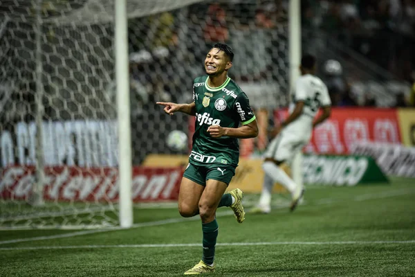 巴西足球锦标赛 Palmeiras对Coritiba 2023年6月4日 巴西圣保罗 罗尼在帕尔梅拉斯和科里蒂巴的比赛中庆祝自己的第二个进球 该进球将在2023年巴西足球锦标赛第9轮比赛中生效 — 图库照片