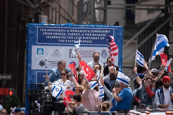 以色列日游行 2023年6月4日 美国纽约 纽约市以色列游行的历史 1965年 数千名美国犹太复国主义青年走在河边大道上支持年轻的以色列国 — 图库照片