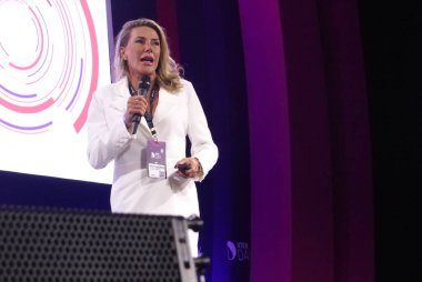 (Vtex Günü 2023 olayı. 5 Haziran 2023. Sao Paulo, Brezilya: Apnea 'daki dünya rekoru sahibi atlet Karoline Meyer VTEX Day' in ilk Keynote konuşmacısıydı. Vtex Günü, Latin Amerika 'da dijital dönüşüme odaklanan en büyük olaydır..