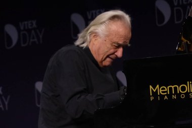 Vtex Günü 2023 olayı. 5 Haziran 2023. Sao Paulo, Brezilya: Maestro Joao Carlos Martins VTEX Günü 'nün açılışını yaptı. Vtex Günü, Latin Amerika 'da dijital dönüşüme odaklanan en büyük olaydır..