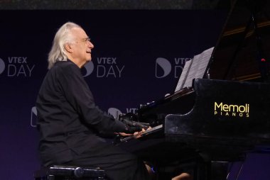 (Vtex Günü 2023 olayı. 5 Haziran 2023. Sao Paulo, Brezilya: Maestro Joao Carlos Martins VTEX Günü 'nün açılışını yaptı. Vtex Günü, Latin Amerika 'da dijital dönüşüme odaklanan en büyük olaydır. Yaklaşık 10 yıl boyunca şirketleri bir araya getirdi.