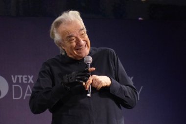 Vtex Günü 2023 olayı. 5 Haziran 2023. Sao Paulo, Brezilya: Maestro Joao Carlos Martins VTEX Günü 'nün açılışını yaptı. Vtex Günü, Latin Amerika 'da dijital dönüşüme odaklanan en büyük olaydır..