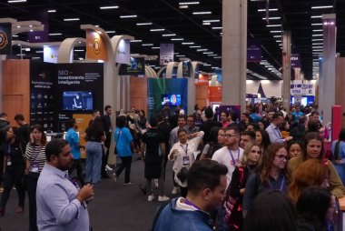 (Vtex Günü 2023 olayı. 5 Haziran 2023. Sao Paulo, Brezilya: Apnea 'daki dünya rekoru sahibi atlet Karoline Meyer VTEX Day' in ilk Keynote konuşmacısıydı. Vtex Günü, Latin Amerika 'da dijital dönüşüme odaklanan en büyük olaydır..