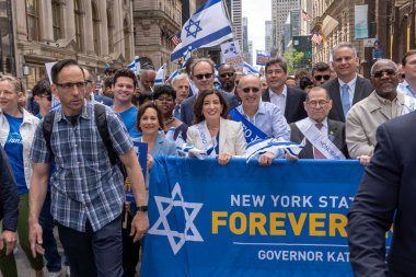 2023 İsrail Geçit Töreni. 4 Haziran 2023, New York, New York, ABD: New York Eyaleti Valisi Kathy Hochul (C) ve yerel politikacılar 4 Haziran 2023 'te New York' ta düzenlenen İsrail Geçit Töreni sırasında Beşinci Cadde 'ye yürüdüler..  