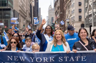 2023 İsrail Geçit Töreni. 4 Haziran 2023, New York, New York: New York Eyalet Başsavcısı Letitia James (C), 4 Haziran 2023 'te New York' ta düzenlenen İsrail Geçit Töreni sırasında Beşinci Cadde 'ye yürüdü.