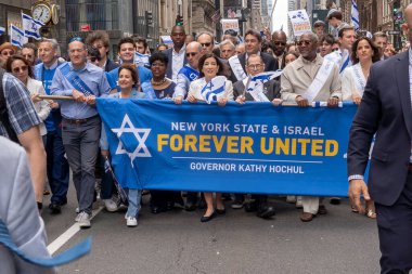 2023 İsrail Geçit Töreni. 4 Haziran 2023, New York, New York, ABD: New York Eyaleti Valisi Kathy Hochul (C) ve yerel politikacılar 4 Haziran 2023 'te New York' ta düzenlenen İsrail Geçit Töreni sırasında Beşinci Cadde 'ye yürüdüler..  