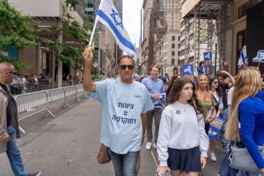 2023 İsrail Geçit Töreni. 4 Haziran 2023, New York, New York, ABD: Bir katılımcı, 4 Haziran 2023 'te New York' ta düzenlenen İsrail Geçit Töreni 'nde hükümetin hukuki elden geçirme çabalarına karşı bir mesaj içeren bir gömlek giyiyor.  