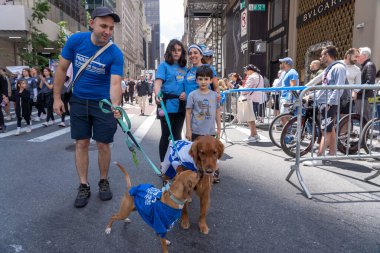 2023 İsrail Geçit Töreni. 4 Haziran 2023, New York, New York, ABD: Köpek ve bayraklı katılımcılar 4 Haziran 2023 'te New York' ta düzenlenen İsrail Geçit Töreni sırasında Beşinci Cadde boyunca yürüdüler. 
