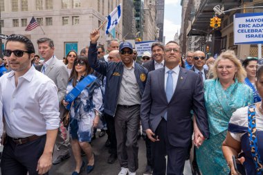 2023 İsrail Geçit Töreni. 4 Haziran 2023, New York, New York, ABD: New York Belediye Başkanı Eric Adams (C), 4 Haziran 2023 'te New York' ta düzenlenen İsrail Geçit Töreni sırasında Beşinci Cadde 'de yürüyüş yapıyor..  