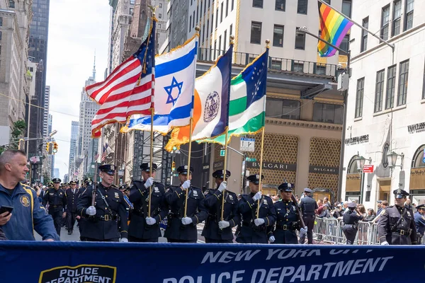 2023年庆祝以色列游行 2023年6月4日 纽约州纽约市 2023年6月4日 纽约市庆祝以色列游行期间 纽约警方的旗帜小队在第五大道上游行 — 图库照片
