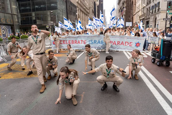 2023年庆祝以色列游行 2023年6月4日 美国纽约 2023年6月4日 以色列侦察兵 Tzofim 在纽约市庆祝以色列游行的第五大道表演 — 图库照片