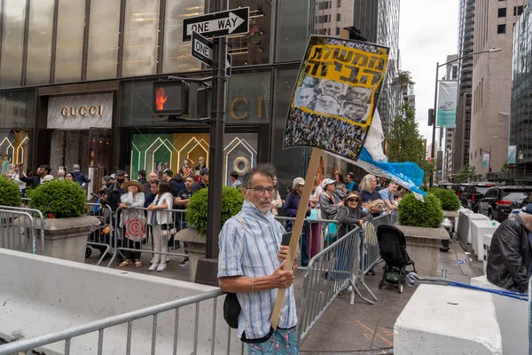 2023年庆祝以色列游行 2023年6月4日 美国纽约 2023年6月4日 一位旁观者在纽约市举行的庆祝以色列游行中 对政府的司法改革表示反对 — 图库照片