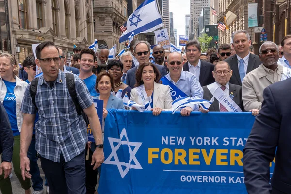2023年庆祝以色列游行 2023年6月4日 美国纽约 2023年6月4日 纽约州州长凯西 霍库尔 Kathy Hochul 与当地政治家在纽约市庆祝以色列游行期间 在第五大道游行 — 图库照片