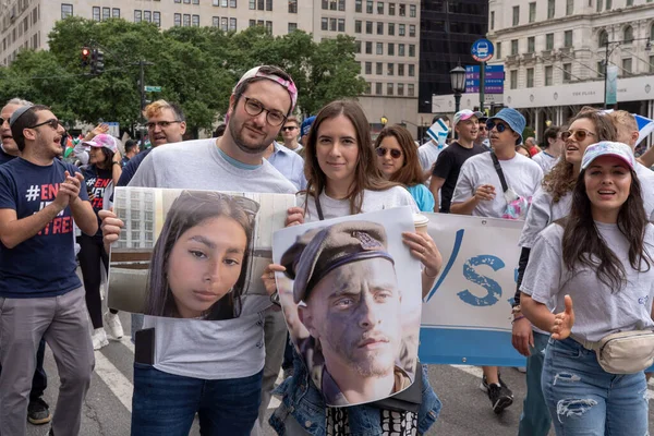 2023年イスラエルパレードを祝う 2023年6月4日 ニューヨーク ニューヨーク エジプトの治安当局者イスラエルの南部国境と3分の1ほどで土曜日に殺害されたLia Ben NunとOhad Dahanの写真を保持する参加者 — ストック写真