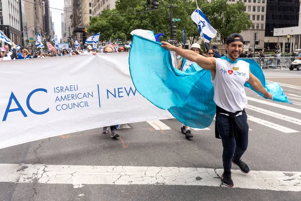 2023年庆祝以色列游行 2023年6月4日 美国纽约 2023年6月4日 在纽约市举行的以色列庆典期间 举着以色列国旗和标语的参与者在第五大道游行 — 图库照片