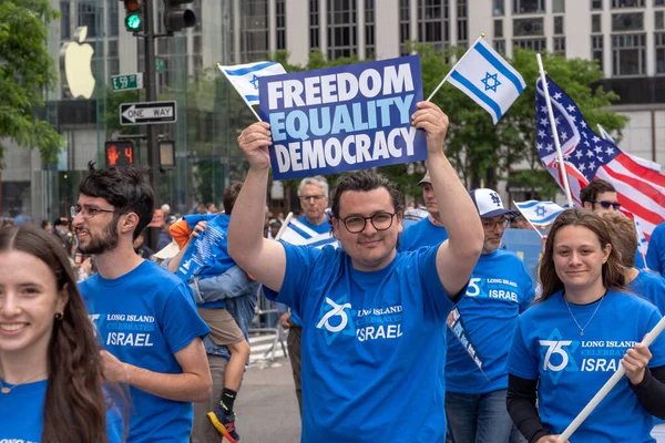 2023年イスラエルパレードを祝う 2023年6月4日米国ニューヨーク州ニューヨーク 参加者は 2023年6月4日にニューヨークで開催された祝典イスラエルパレードで政府の司法オーバーホールプッシュに抗議する自由平等民主主義署名を保持しています — ストック写真