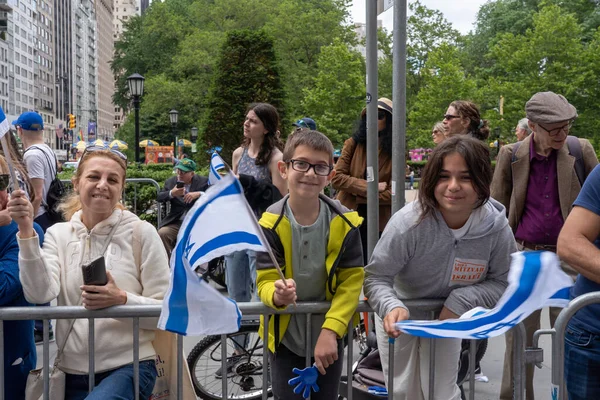 2023年庆祝以色列游行 2023年6月4日 美国纽约 2023年6月4日 在纽约市庆祝以色列游行期间 旁观者在第五大道上飘扬以色列国旗 — 图库照片