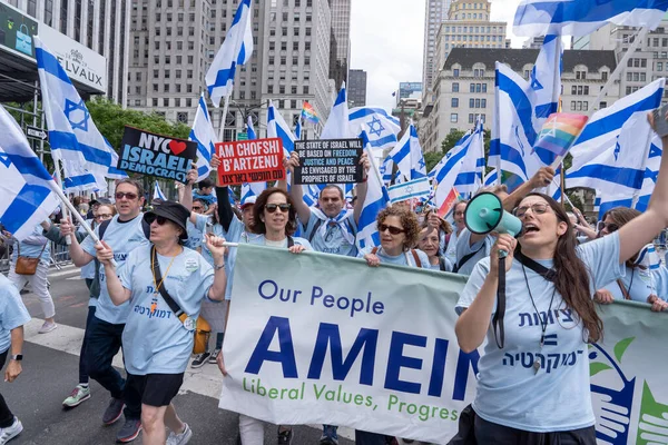 2023年イスラエルパレードを祝う 2023年6月4日米国ニューヨーク市 イスラエルの活動家を含む参加者がサインや旗を掲揚し 政府の司法当局によるオーバーホールに抗議し 5番街を行進する — ストック写真
