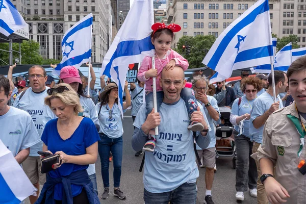 2023年庆祝以色列游行 2023年6月4日 美国纽约 包括举着标牌和旗帜抗议政府司法改革的以色列积极分子在内的参与者走上第五大道 — 图库照片